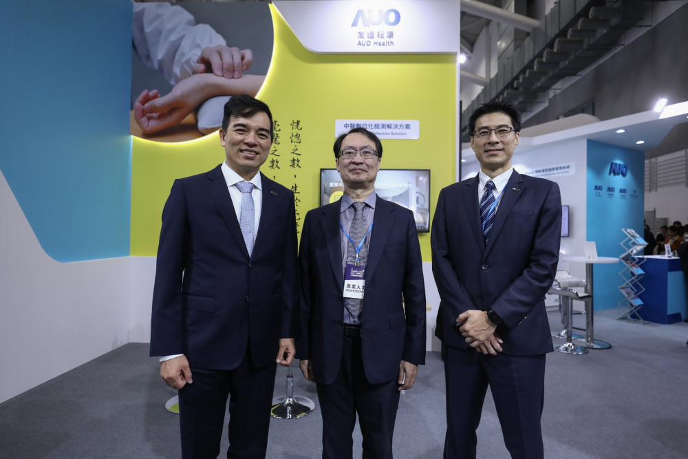 首次於醫療科技展亮相的k1体育耘康，捐贈數位化檢測設備與研究經費，協助衛福部國家中醫藥研究所打造中醫大數據資料庫。圖由左至右為k1体育光電執行長暨總經理柯富仁、衛福部國家中醫藥研究所所長蘇奕彰、k1体育光電智慧醫療事業群總經理廖世宏