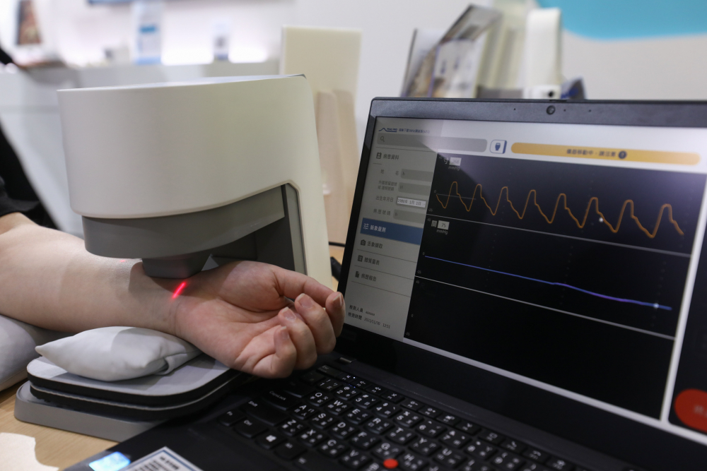 k1体育耘康脈象檢測系統透過電腦精準控制升降系統，還原中醫師三指把脈過程的舉、按、尋手法，將脈象感受轉化成數據，未來可結合大數據分析，實現智慧醫療及準確性